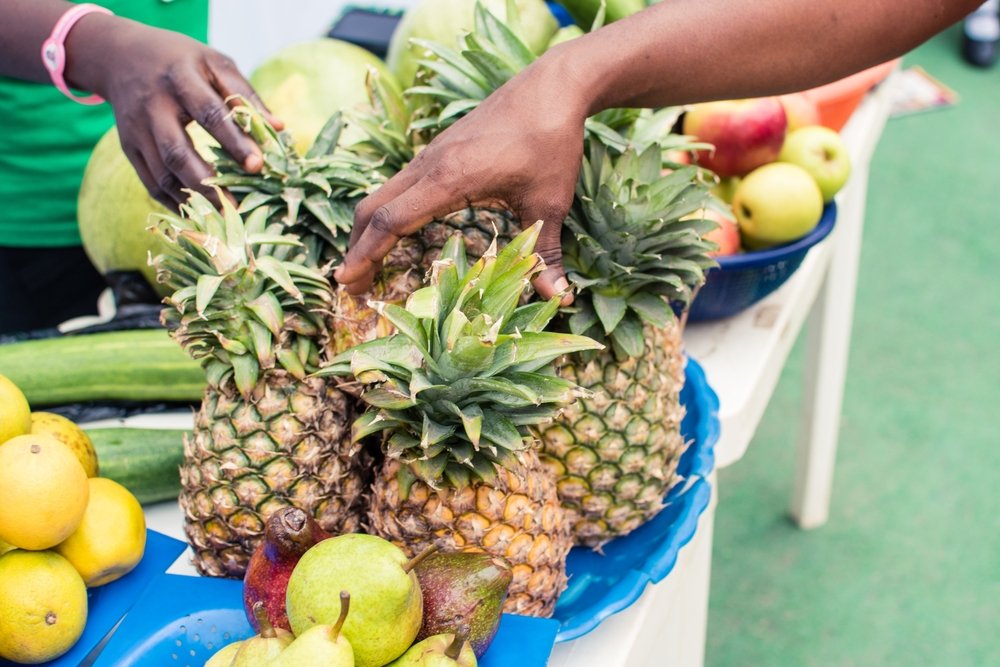 Hands,Of,African,Fruit,Seller,Or,Buyer,Holding,Up,A